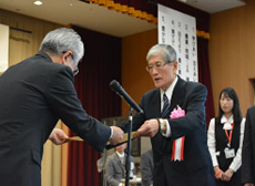 『家の光』普及実績表彰を受けるＪＡ仙台　遠藤組合長